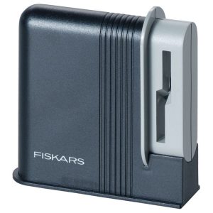 Afiador Tesouras Fiskars 9600 | Ferramentas de Estofador | A CarStuff - Tudo para Estofos e Estofadores é lider nacional no fornecimento de peles, tecidos, napas, lonas, capotas, alcatifas, ferramentas e tudo para estofos em automóveis, clássicos, náutica, ferroviária, aeronáutica e decoração.